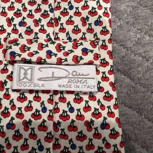 Dan Roma 100% silk tie with adorable cherries on a cream background. - Picture 2 of 3